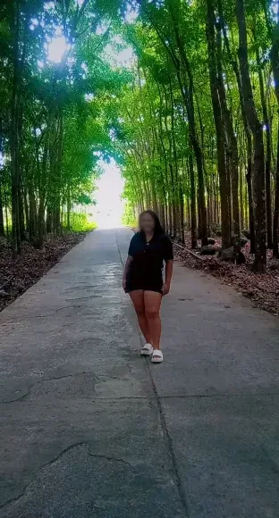 Manuela, 23
