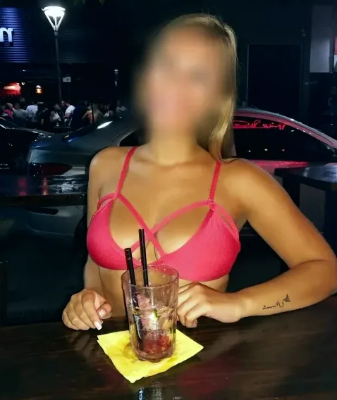 Viktoria, 32
